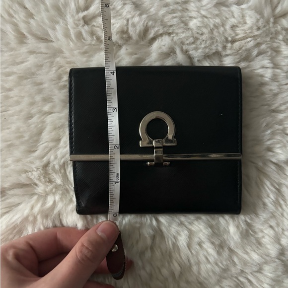 Salvatore Ferragamo - Gancini Key Ring Black Leather Bi Fold Wallet - Picture 16 of 16